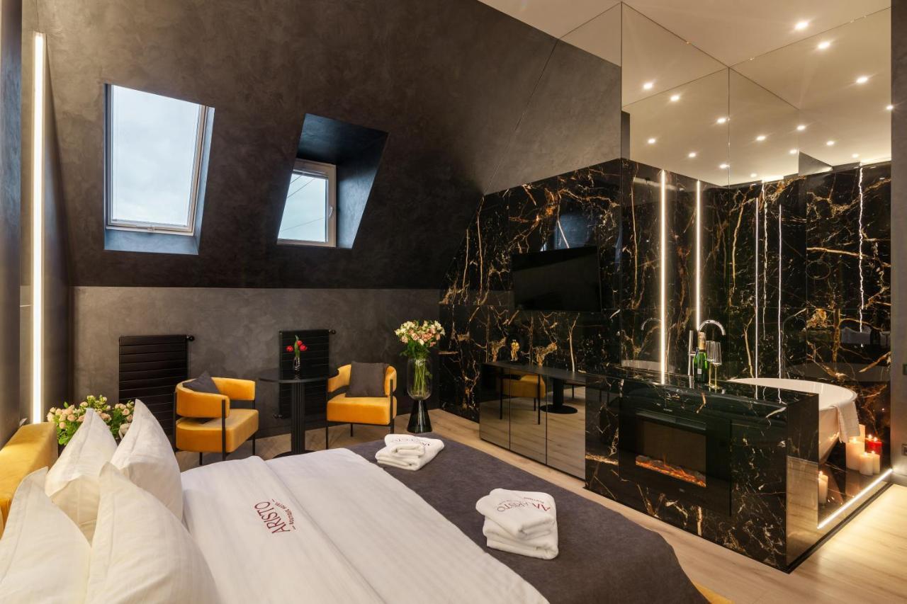 Aristo Jacuzzi Hotel Львов Экстерьер фото