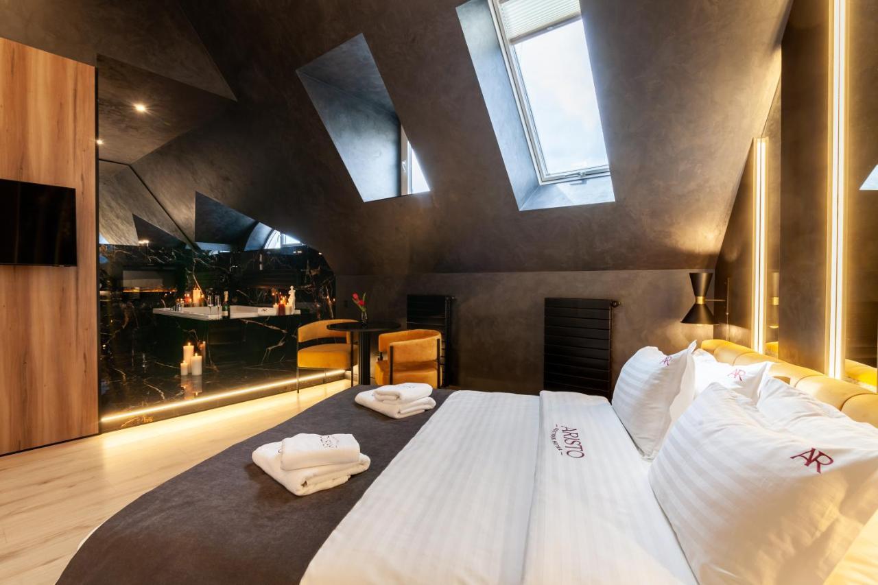 Aristo Jacuzzi Hotel Львов Экстерьер фото