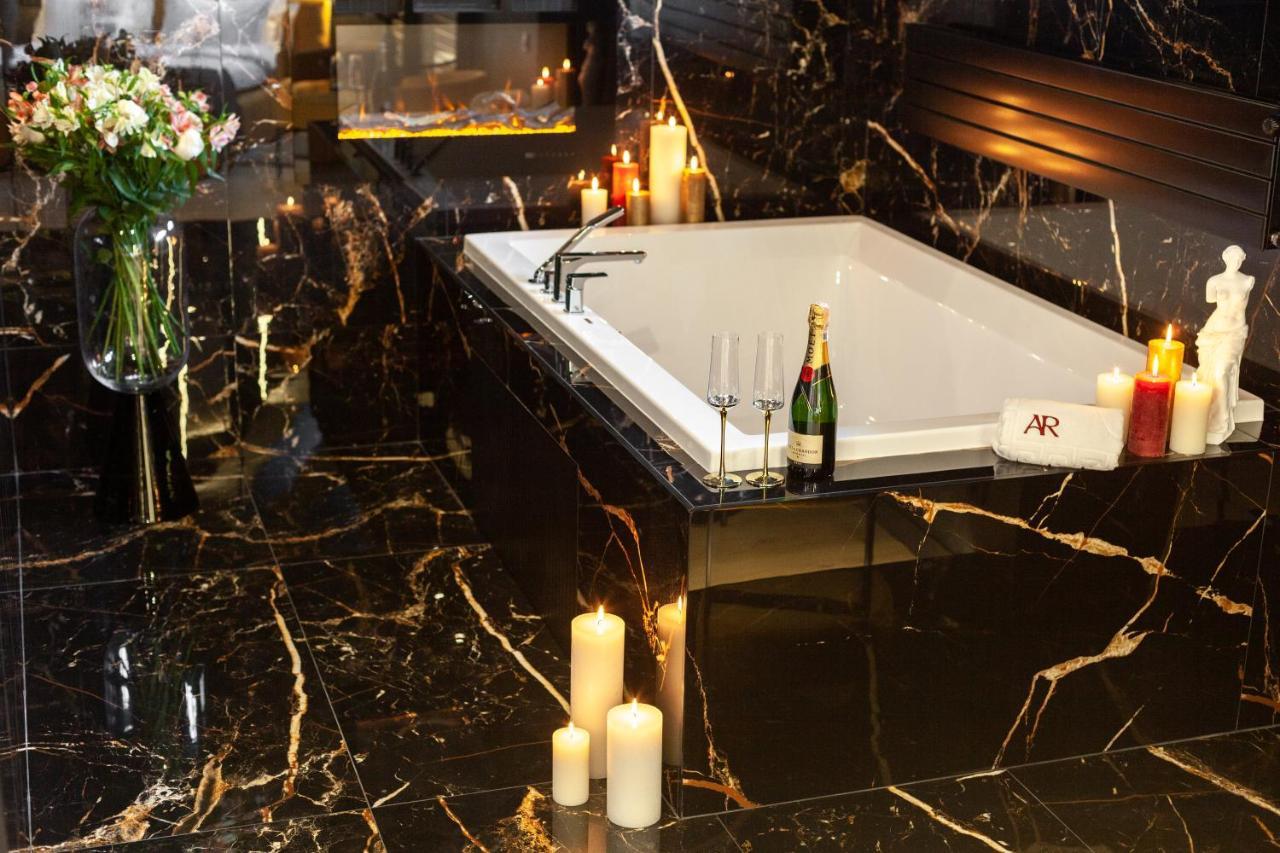 Aristo Jacuzzi Hotel Львов Экстерьер фото