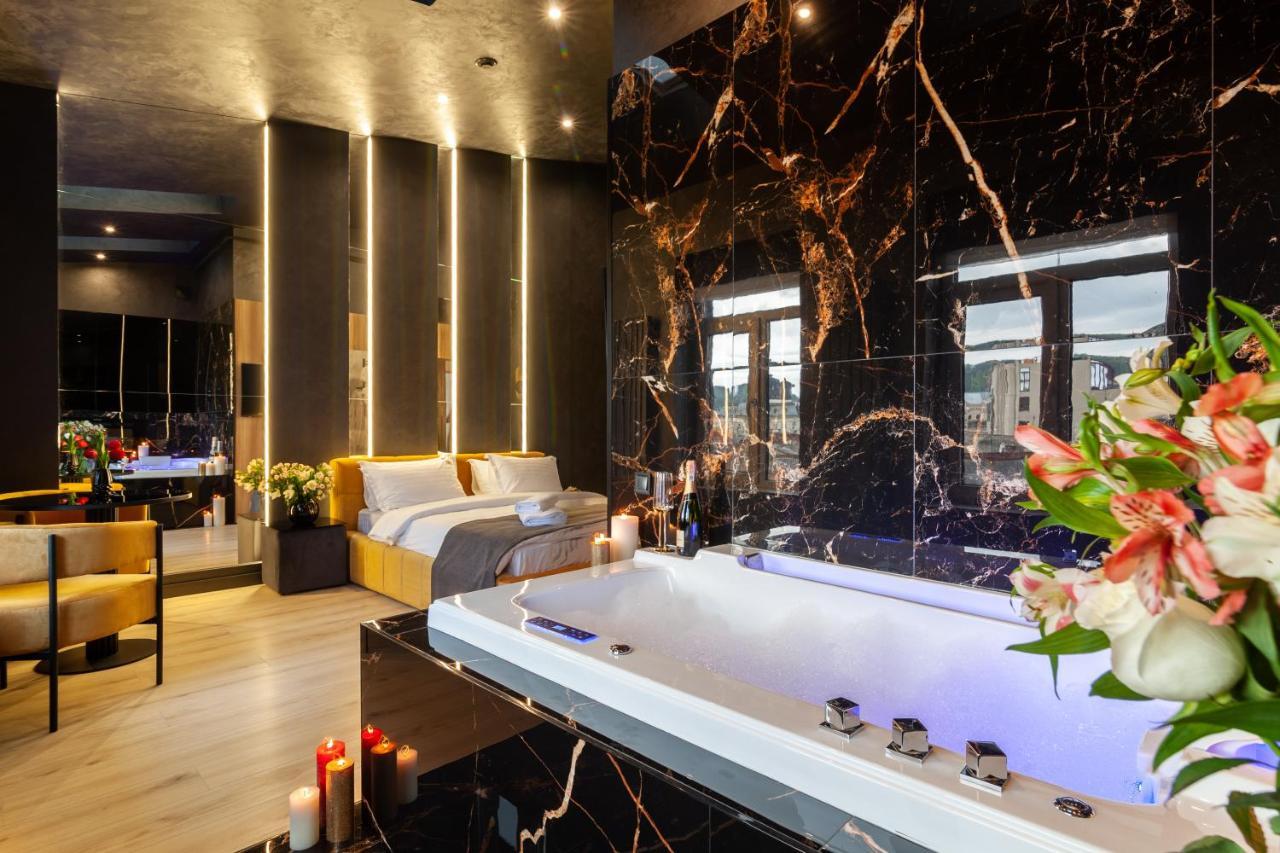 Aristo Jacuzzi Hotel Львов Экстерьер фото
