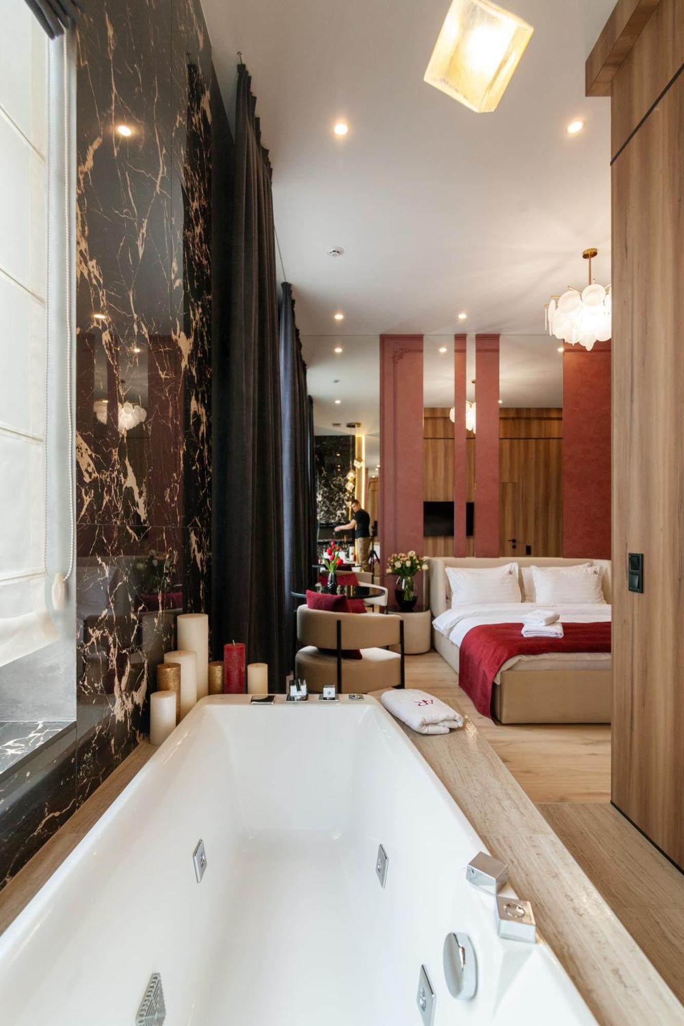 Aristo Jacuzzi Hotel Львов Экстерьер фото