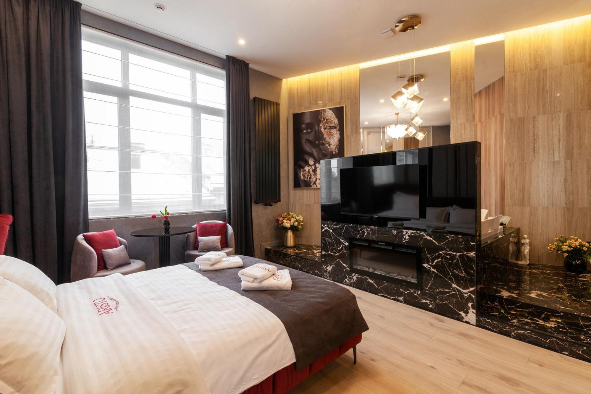 Aristo Jacuzzi Hotel Львов Экстерьер фото