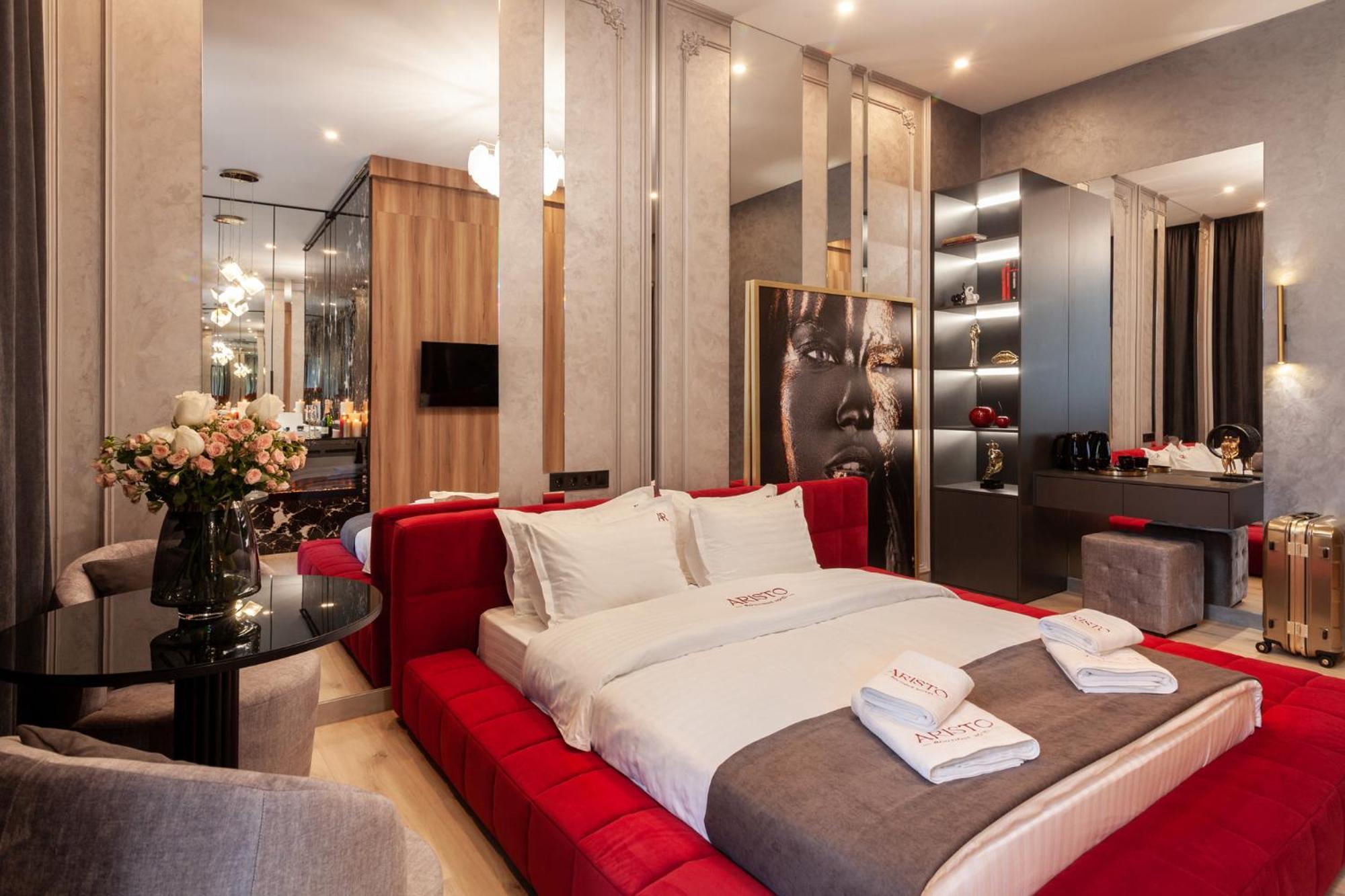 Aristo Jacuzzi Hotel Львов Экстерьер фото