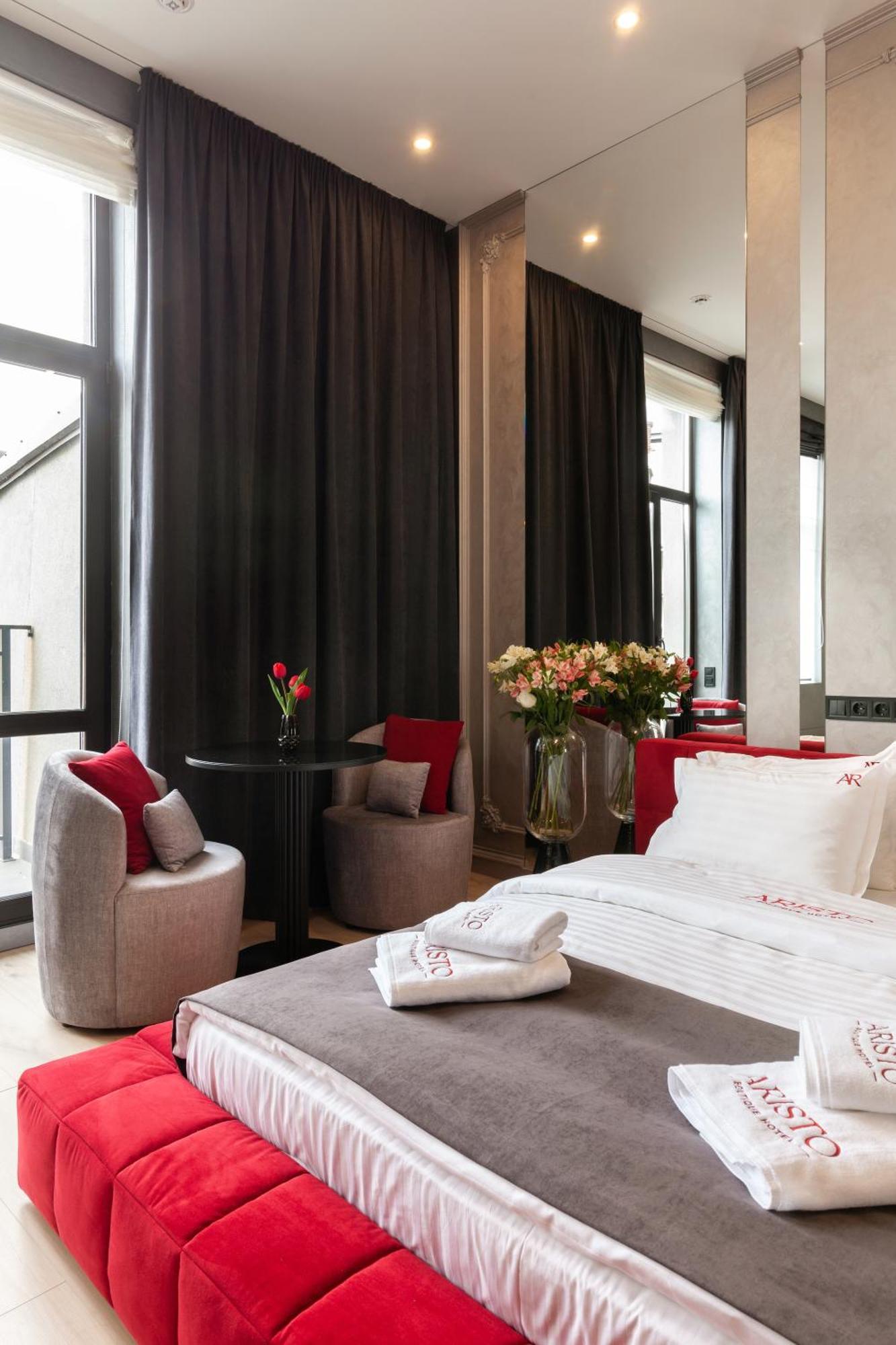 Aristo Jacuzzi Hotel Львов Экстерьер фото