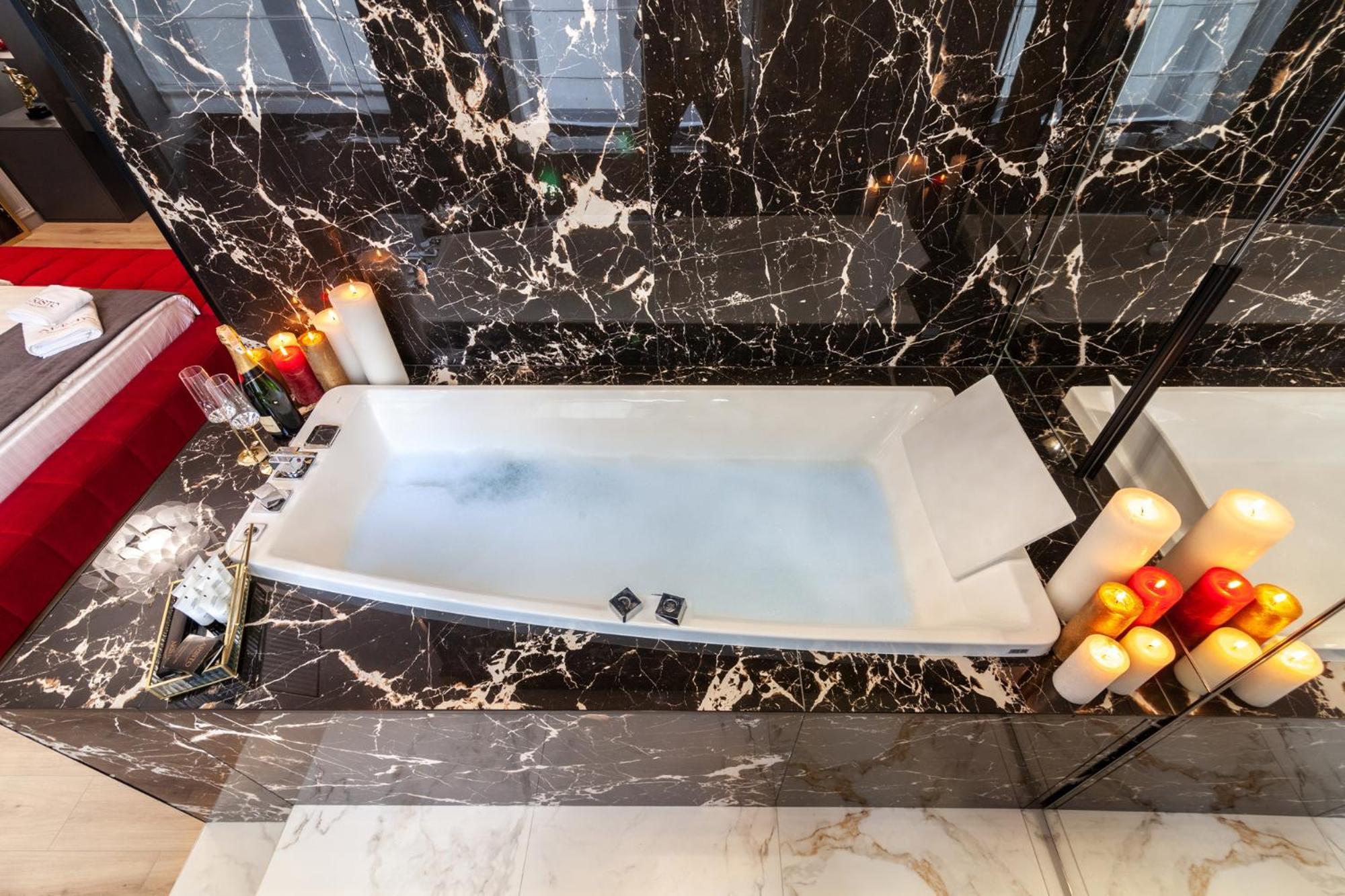 Aristo Jacuzzi Hotel Львов Экстерьер фото