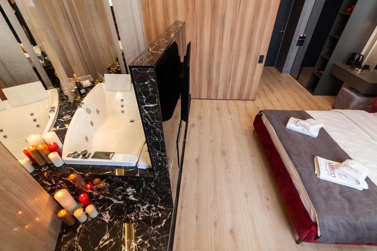 Aristo Jacuzzi Hotel Львов Экстерьер фото