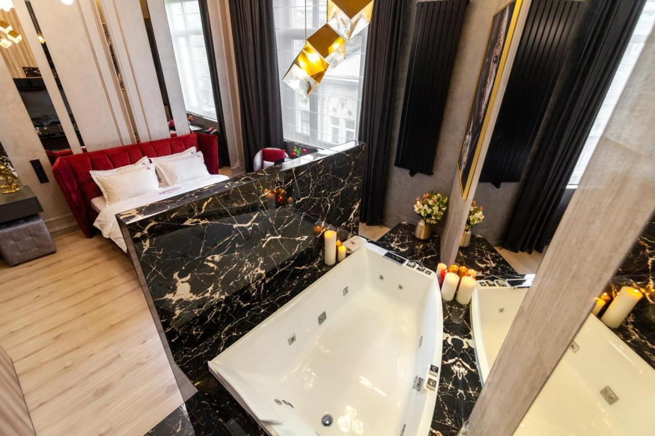 Aristo Jacuzzi Hotel Львов Экстерьер фото